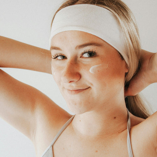 Hoe de MAYEE skincare producten helpen bij acne: de kracht van milde verzorging